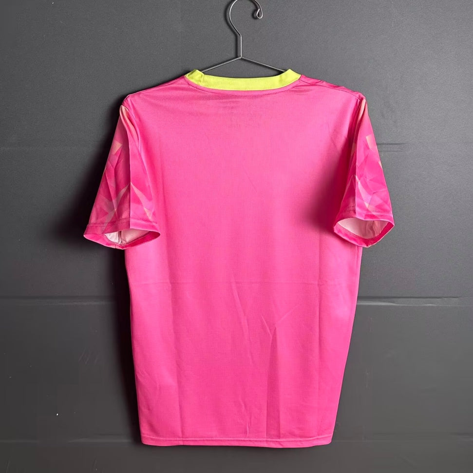 Maillot de football Portugal 25/26 rose, spécial édition par Le 12 -ème Maillot, vue de face avec détails du design rose pâle.