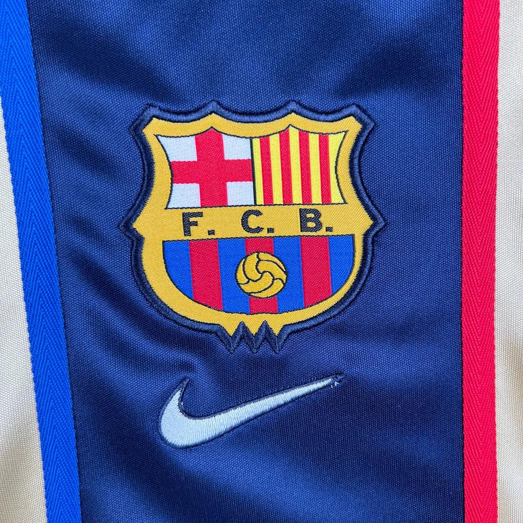 Maillot rétro FC Barcelone 2002 de la marque Le 12-ème Maillot, vue de face avec logo et couleurs traditionnelles blaugrana.