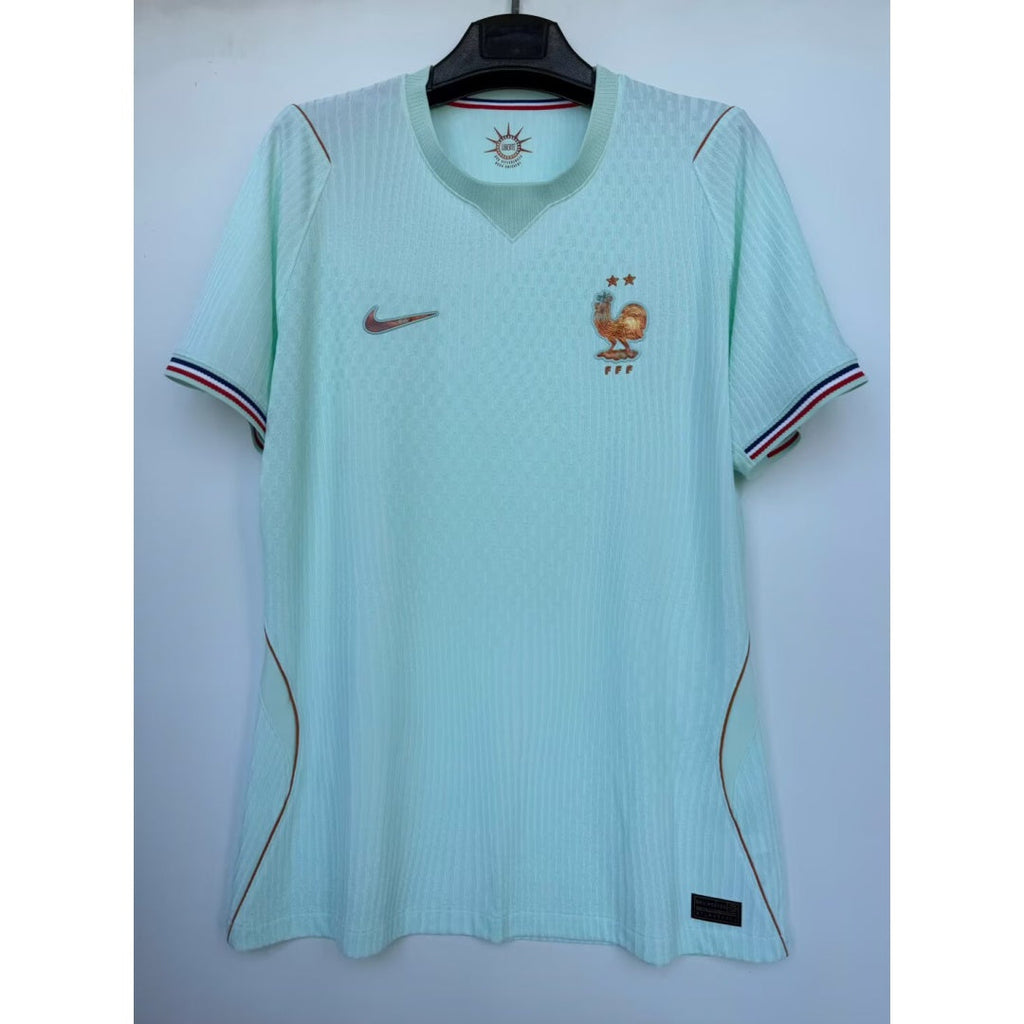 Maillot de football France vert pour joueur, marque Le 12 -ème Maillot, en tissu respirant et ajusté.