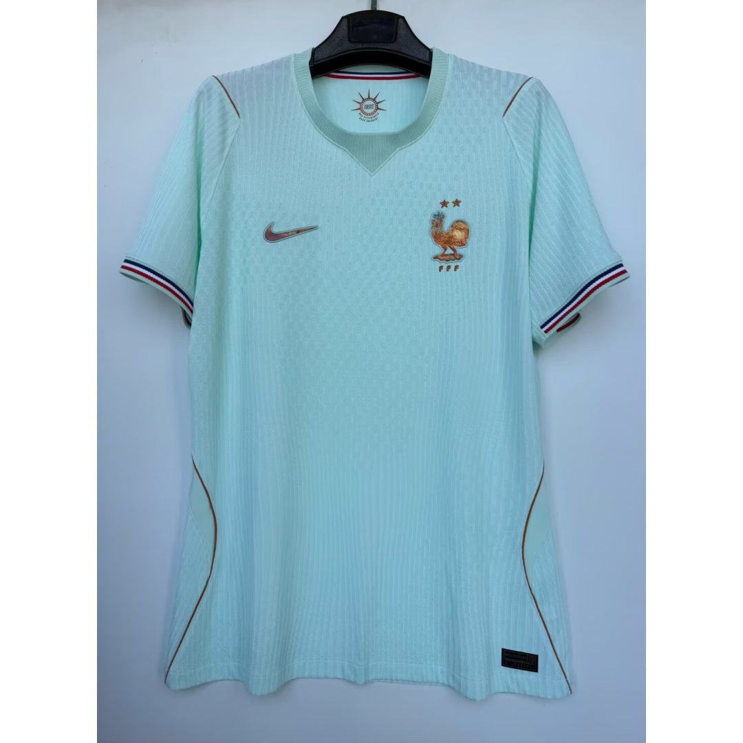 Maillot de football France vert pour joueur, marque Le 12 -ème Maillot, en tissu respirant et ajusté.