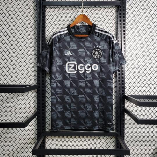 Maillot Ajax saison 2023-2024 édition third noir de Le 12 -ème Maillot, vue de face avec logo et détails du design noir.