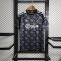 Maillot Ajax saison 2023-2024 édition third noir de Le 12 -ème Maillot, vue de face avec logo et détails du design noir.
