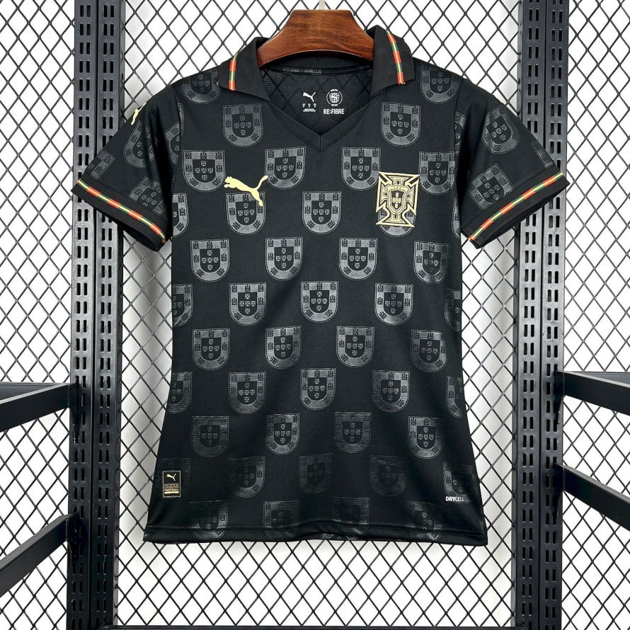 Maillot de football Portugal 25/26 pour femme, en noir, de la marque Le 12 -ème Maillot, porté par une femme.