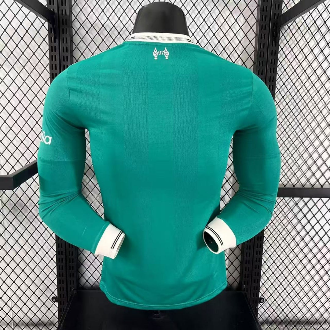 Maillot Liverpool Third 25/26 à manches longues, modèle de l'équipe Le 12 -ème Maillot, vue de face avec logo et détails du maillot
