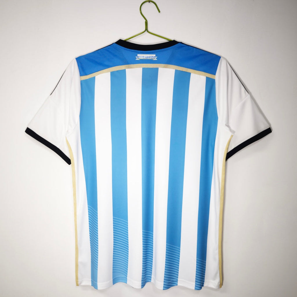 Maillot domicile rétro de l'Argentine 2014, marque Le 12 -ème Maillot, vue de face avec détails du design blanc et bleu.