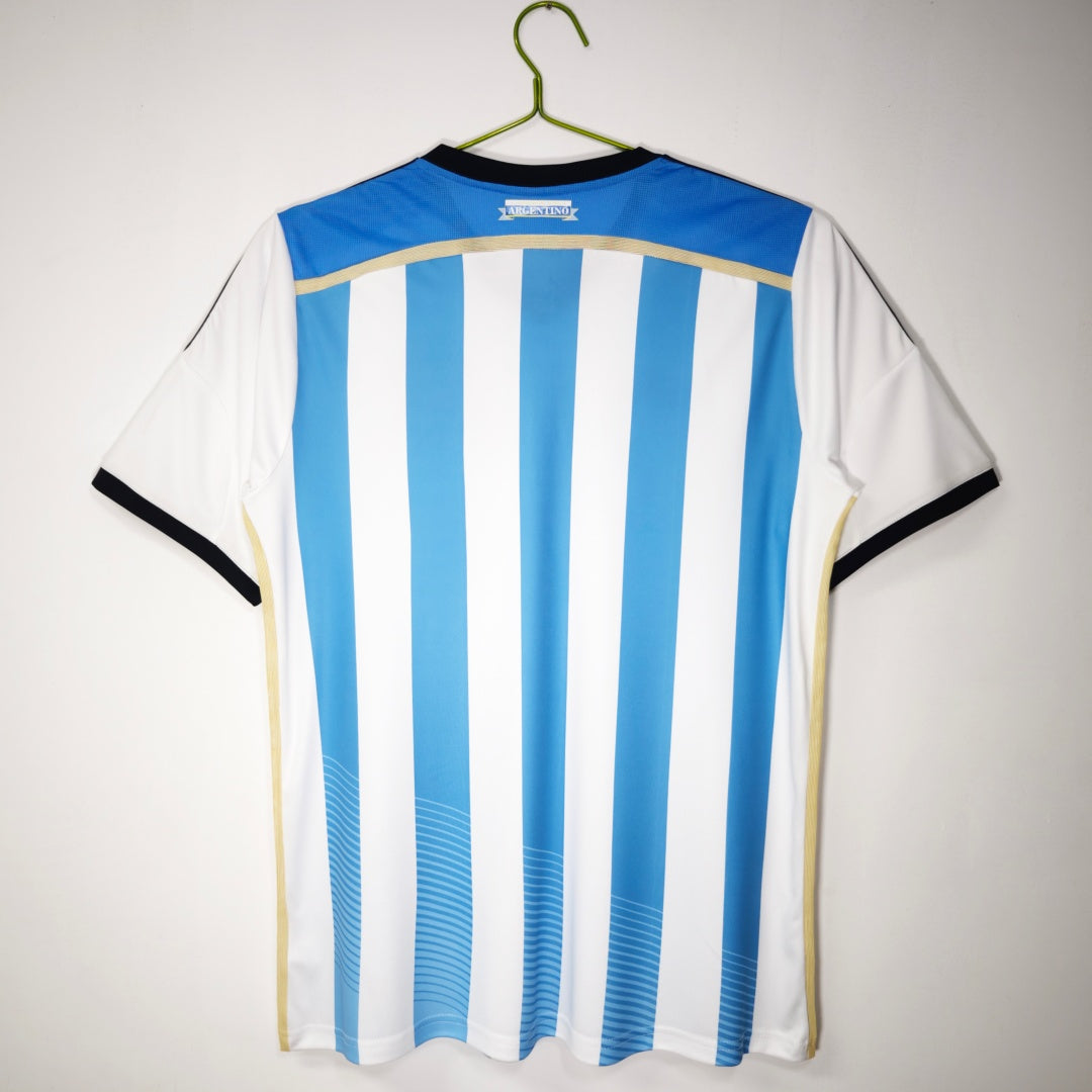 Maillot domicile rétro de l'Argentine 2014, marque Le 12 -ème Maillot, vue de face avec détails du design blanc et bleu.
