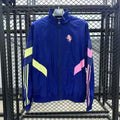 Veste coupe-vent réversible Juventus Le 12 -ème Maillot, tissu léger avec logo Juventus visible, couleur noire et blanche.