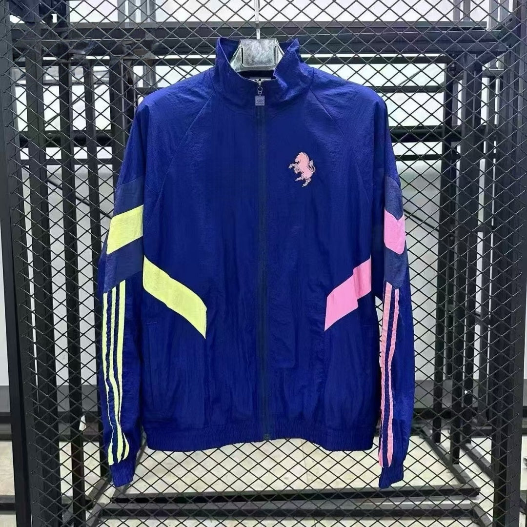 Veste coupe-vent réversible Juventus Le 12 -ème Maillot, tissu léger avec logo Juventus visible, couleur noire et blanche.