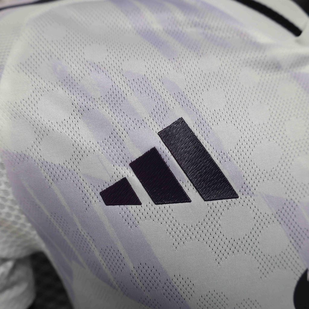 Maillot extérieur Manchester United 2025-26 de la marque Le 12-ème Maillot, jersey de football avec logo et design sportif.