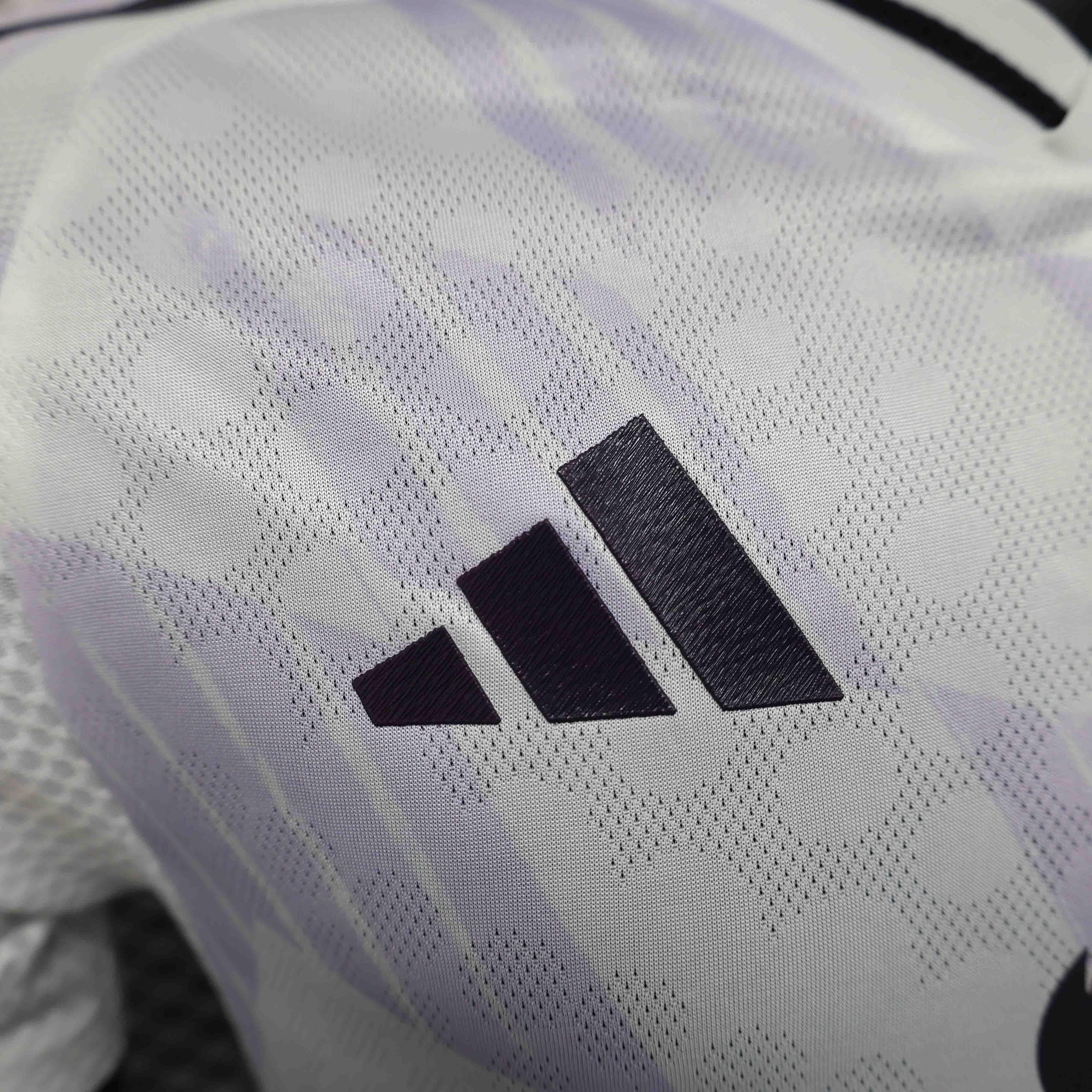 Maillot extérieur Manchester United 2025-26 de la marque Le 12-ème Maillot, jersey de football avec logo et design sportif.