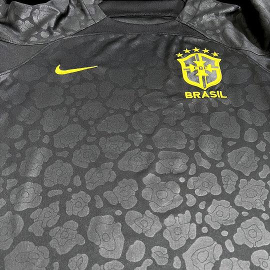 Maillot de football Brésil 2023-2024 Le 12, design anti-racisme, avec logo et motifs verts, jaunes et bleus sur fond blanc