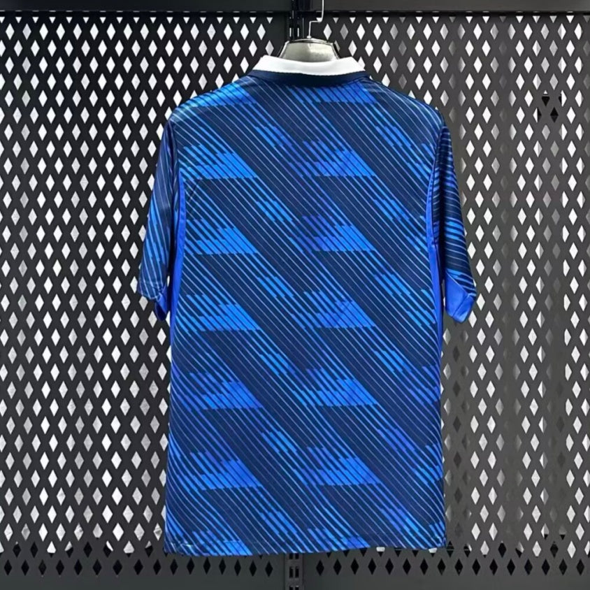 Maillot domicile France 25/26 de Le 12 -ème Maillot, maillot de football bleu avec logos et détails rouges et blancs.