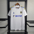 Maillot Leeds United 2023-24 de la marque Le 12-ème Maillot, vue de face avec logo et design officiel.