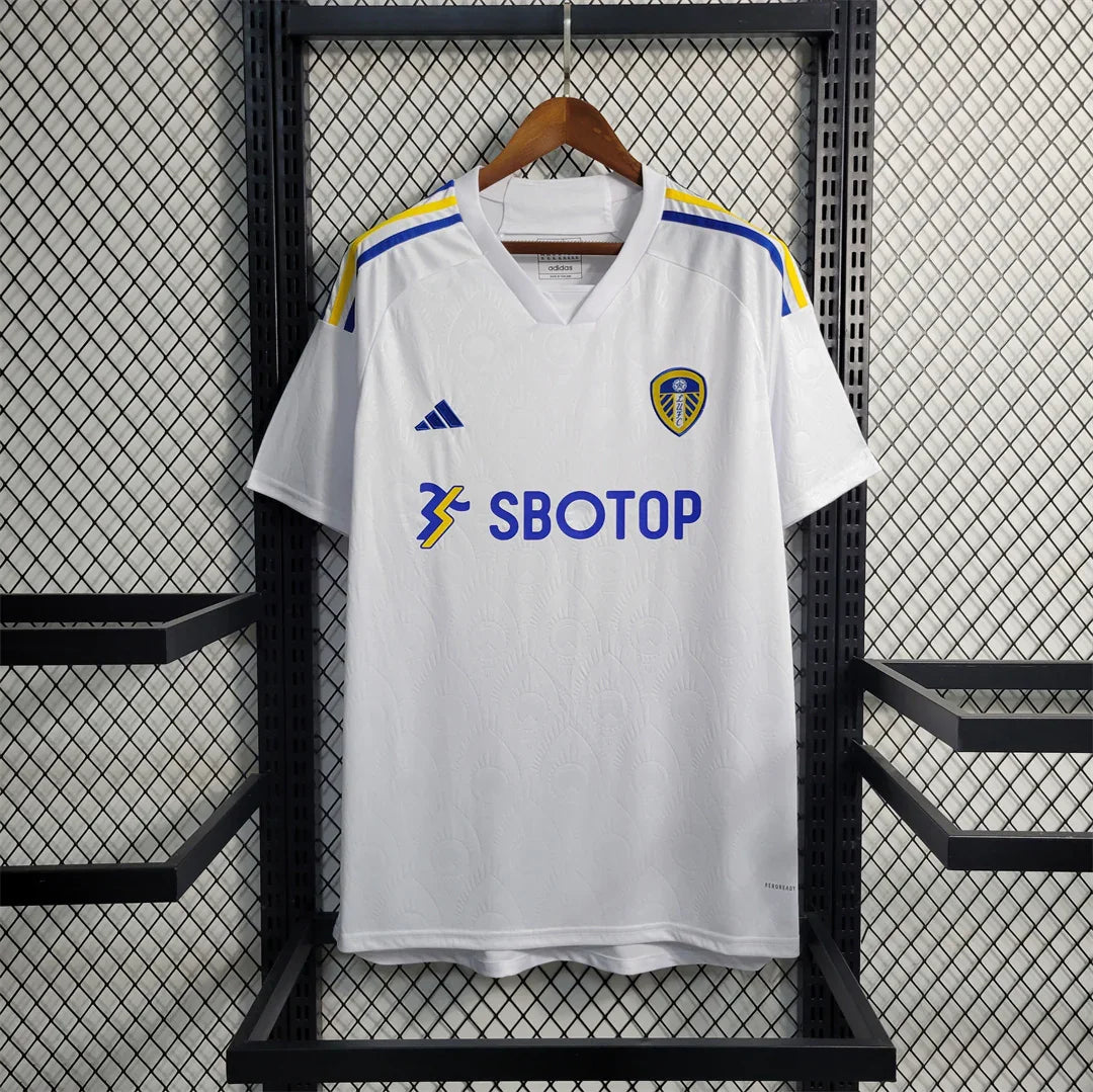 Maillot Leeds United 2023-24 de la marque Le 12-ème Maillot, vue de face avec logo et design officiel.