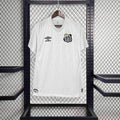 Maillot Santos 2025-26 de la marque Le 12 -ème Maillot, vue frontale avec logo et détails du design officiel.