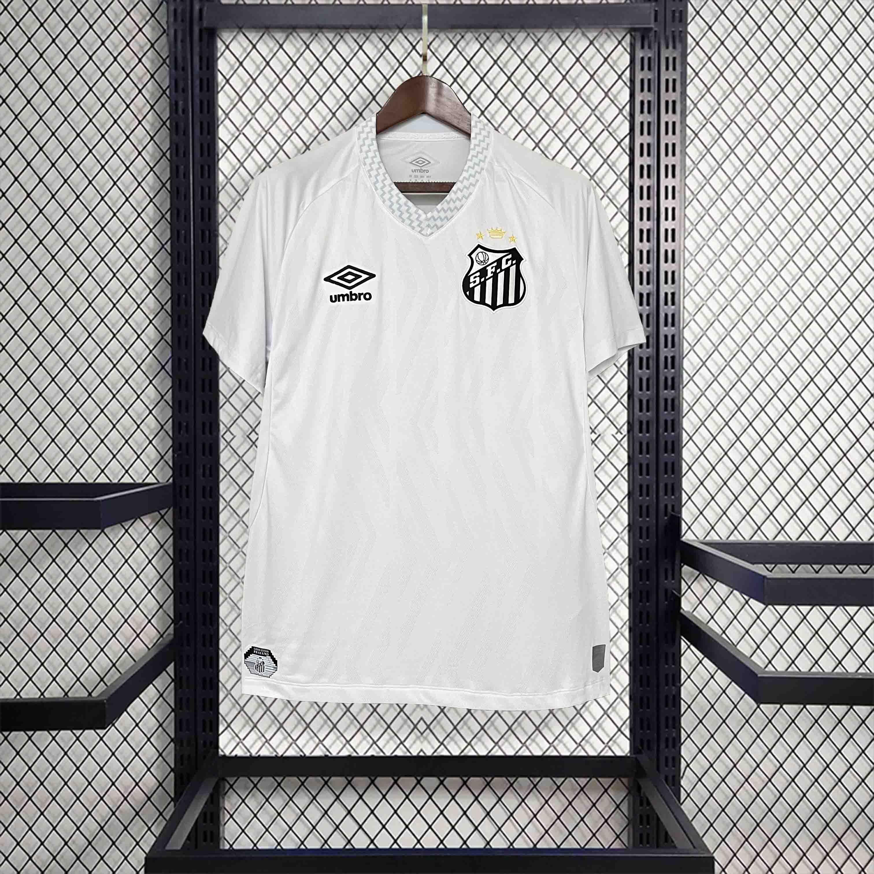 Maillot Santos 2025-26 de la marque Le 12 -ème Maillot, vue frontale avec logo et détails du design officiel.