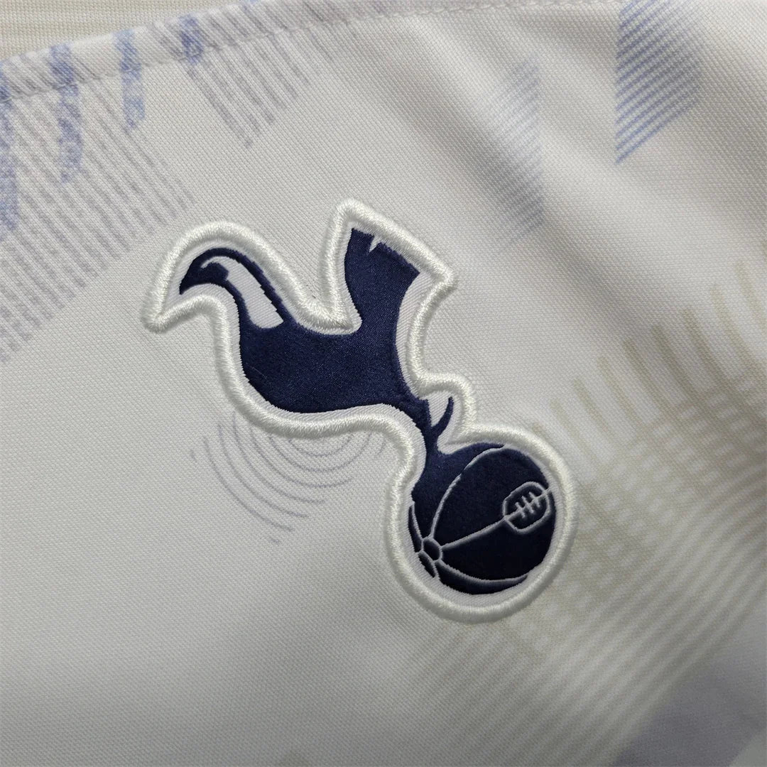 Maillot Tottenham Manches longues 2023-24 de Le 12-ème Maillot, vue de face avec logo et détails du maillot en tissu.
