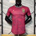 Maillot de football Brésil 25/26, modèle spécial rouge, porté par un joueur, de la marque Le 12 -ème Maillot.