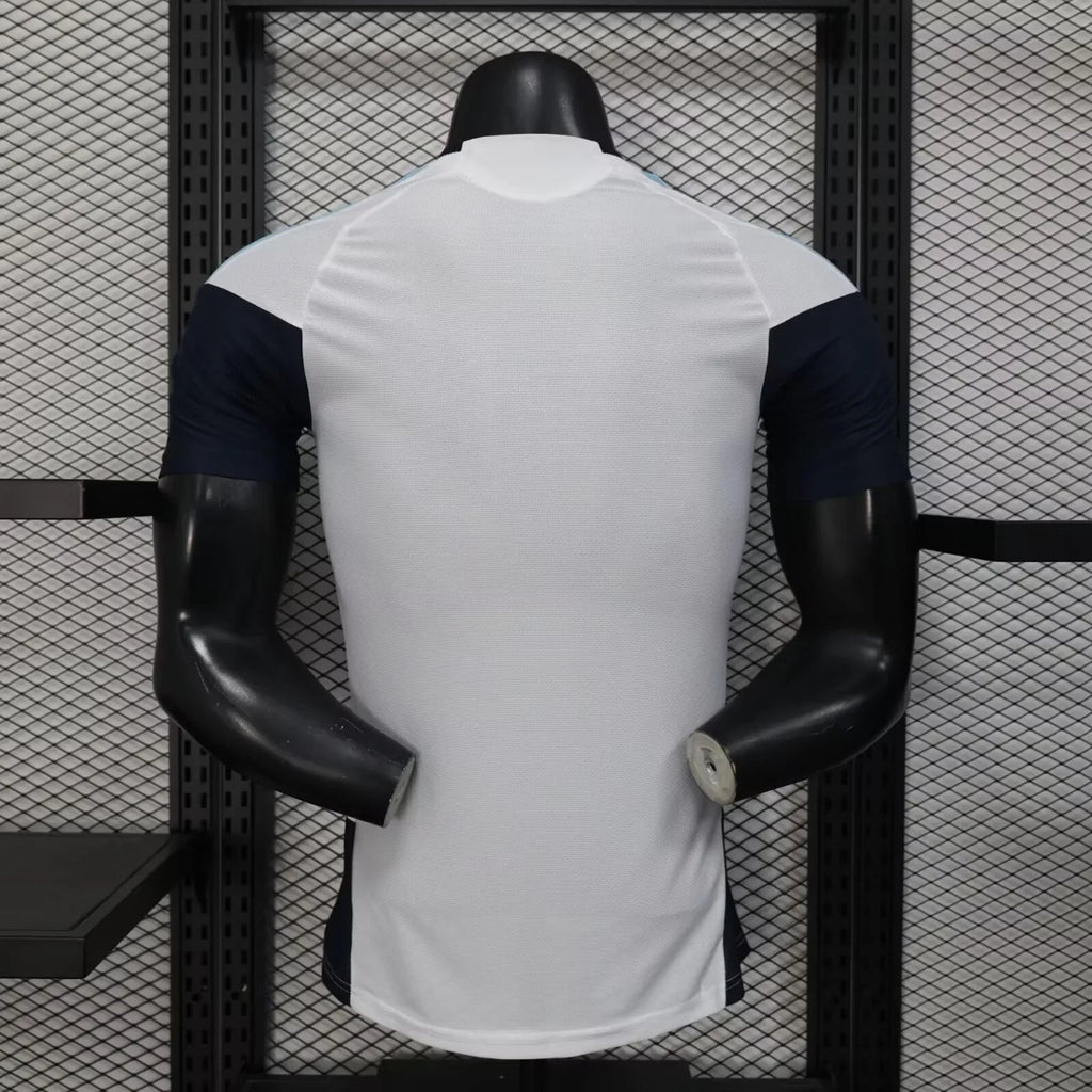 Maillot d'entraînement Argentine Coupe du Monde 2026 Le 12 avec logo et détails en bleu et blanc, vue frontale sur le mannequin.