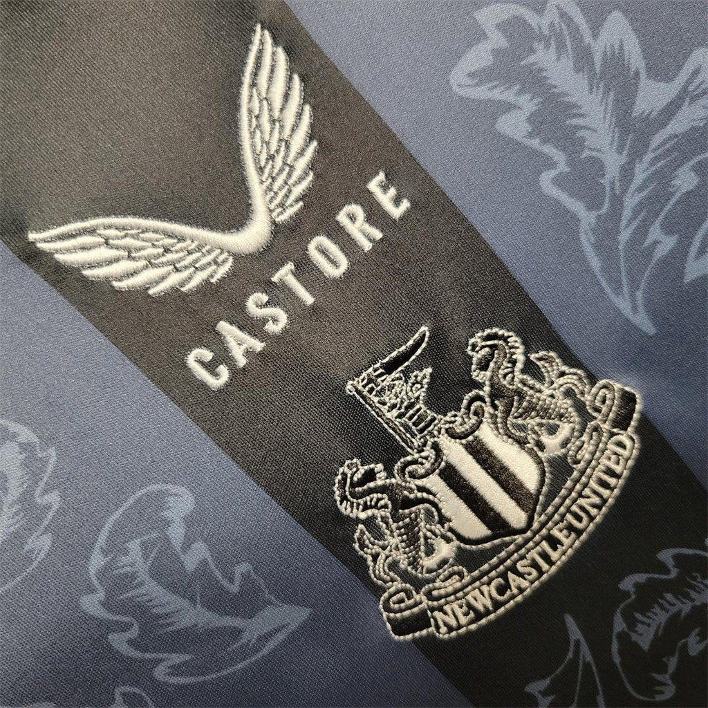 Maillot Newcastle United 2022-23 Le 12 -ème Maillot, maillot de football avec logo et design officiel, vue de face.