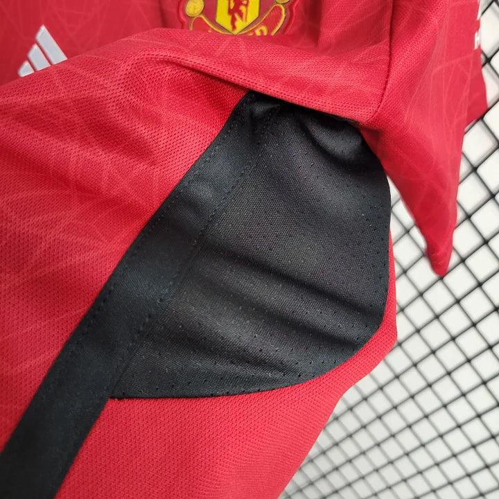 Maillot domicile Manchester United 2023 2024 Le 12 -ème Maillot, devant avec logo et détails rouges et noirs.