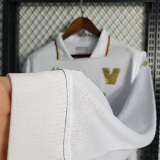 Maillot extérieur à manches longues Le 12 -ème Venise 2023-2024, design élégant avec logo sur la poitrine.