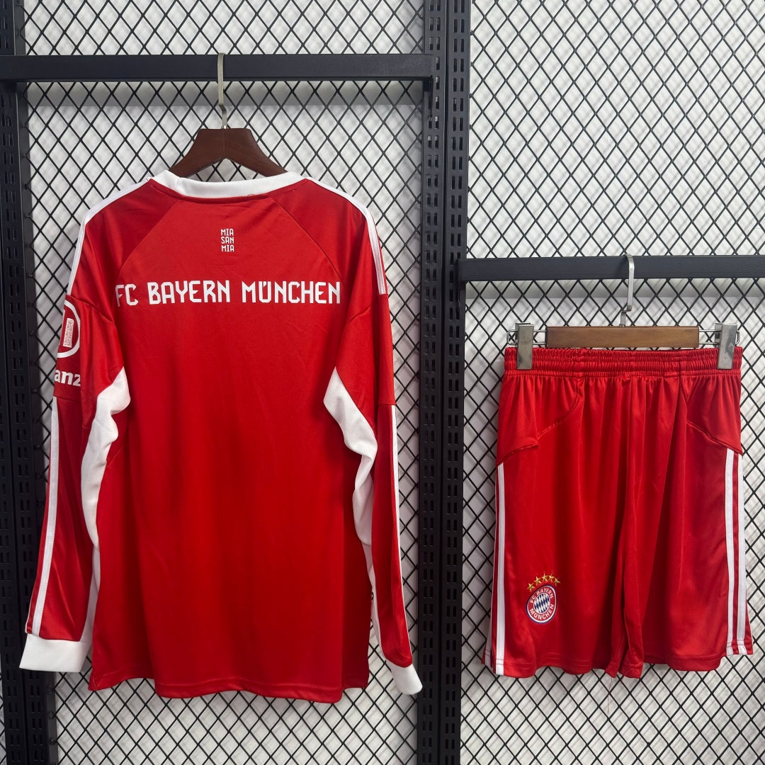Ensemble de maillot domicile Bayern Munich 25/26 pour adulte, manches longues, en bleu avec logo et détails blancs, par Le 12 -ème Maillot.