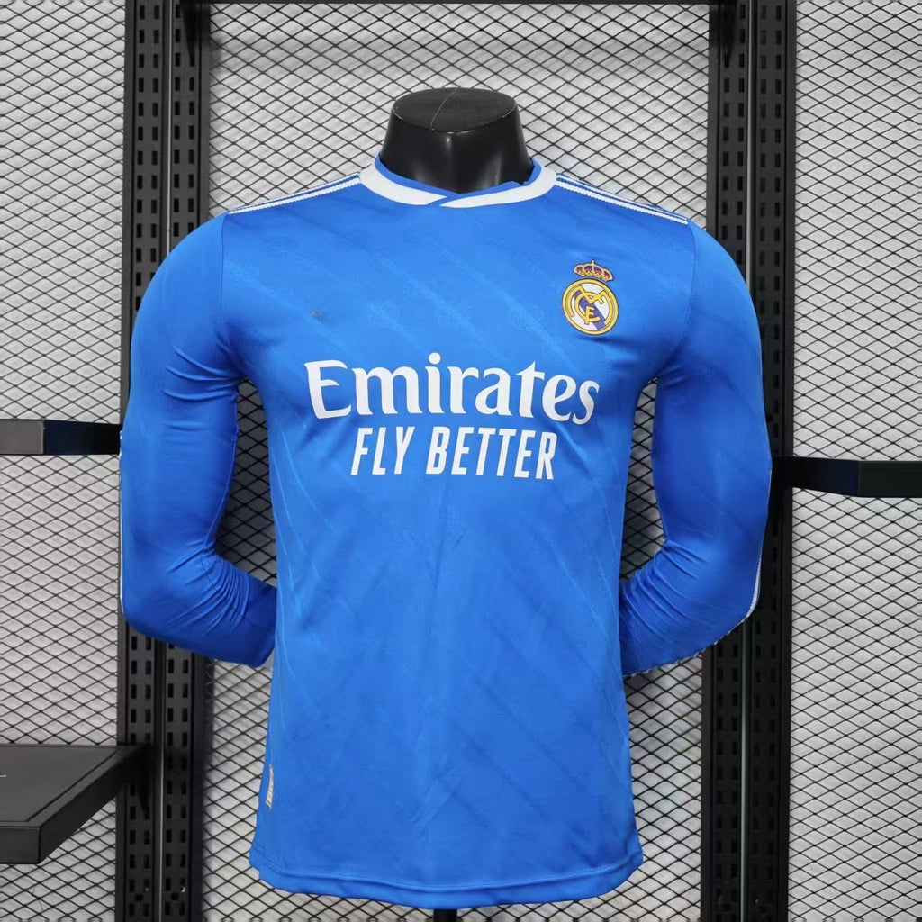 Maillot Real Madrid third à manches longues, modèle Le 12 -ème Maillot, avec logo et détails du club, vue de face.