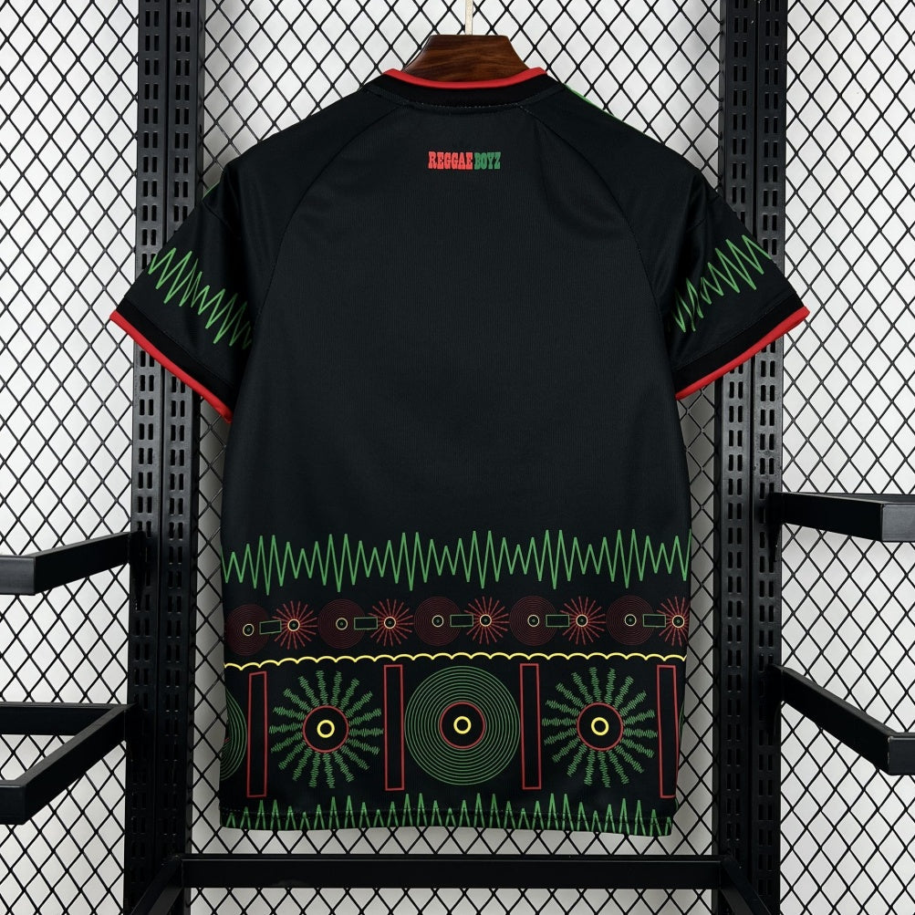 Maillot extérieur 25/26 Jamaica Le 12 -ème, maillot de sport avec logo et couleurs vives, vue de face.