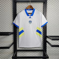 Maillot Leeds United 2024-25 de la marque Le 12-ème Maillot, vue de face avec logo et détails du maillot blanc et bleu.