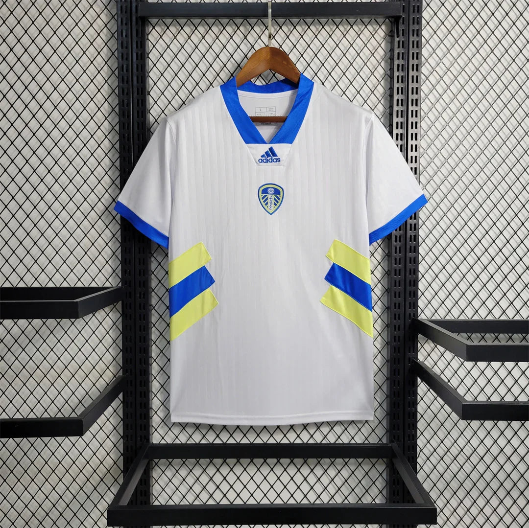 Maillot Leeds United 2024-25 de la marque Le 12-ème Maillot, vue de face avec logo et détails du maillot blanc et bleu.