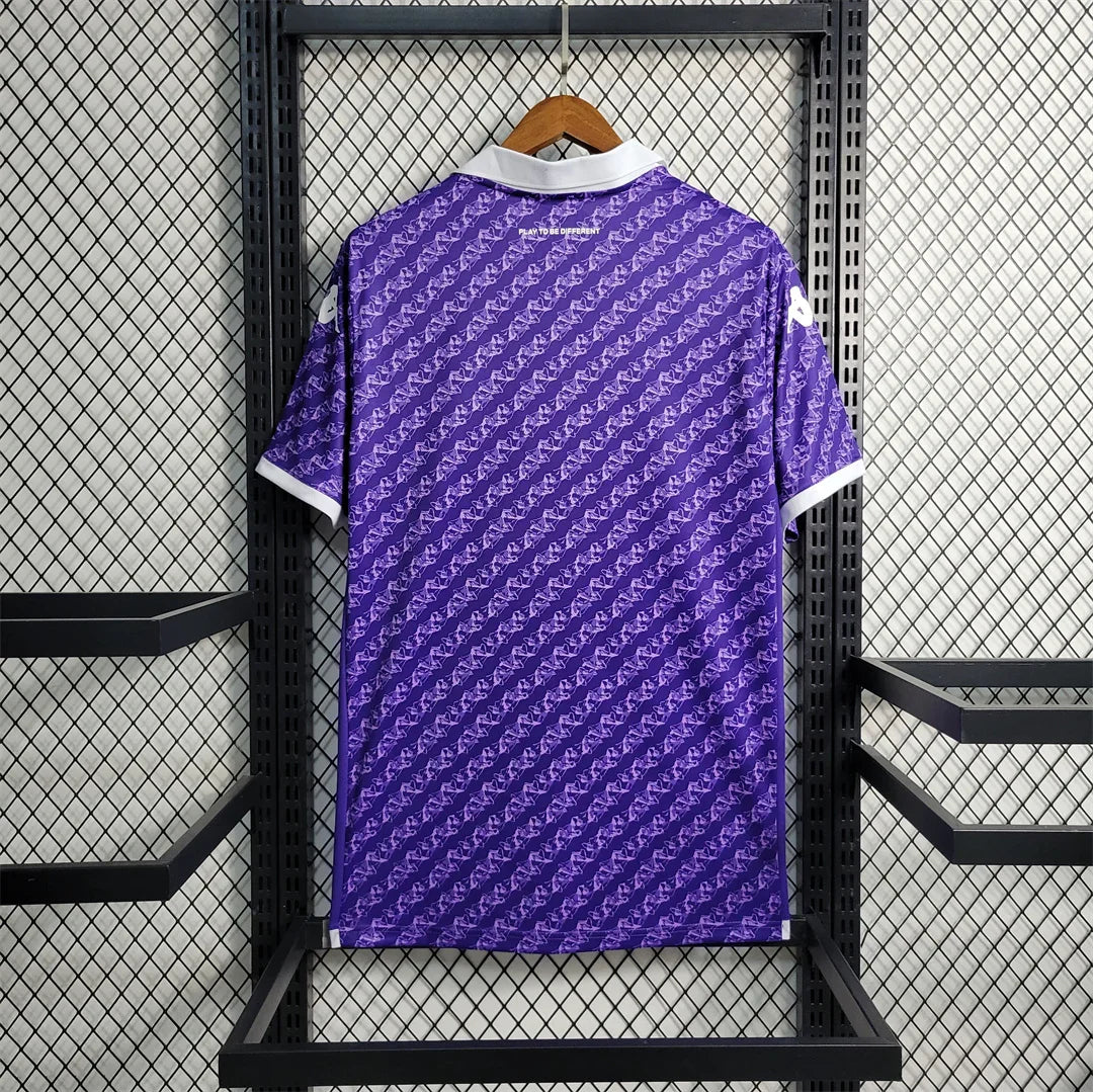Maillot Fiorentina 2023-24 de Le 12 -ème Maillot, maillot de football violet avec logo et détails de l'équipe.