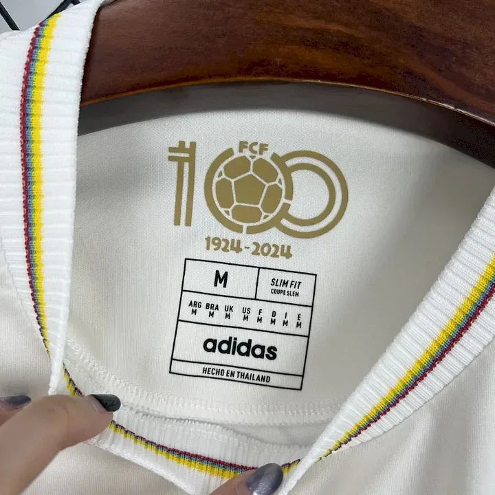 Maillot de football Colombie 100ème anniversaire 2024-2025, marque Le 12, détail du design et logo sur le maillot.