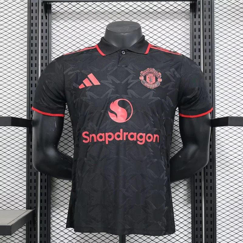 Maillot Manchester United 25-26 ans, marque Le 12 -ème Maillot, vue de face avec logo et détails du maillot.