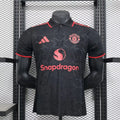 Maillot Manchester United 25-26 ans, marque Le 12 -ème Maillot, vue de face avec logo et détails du maillot.