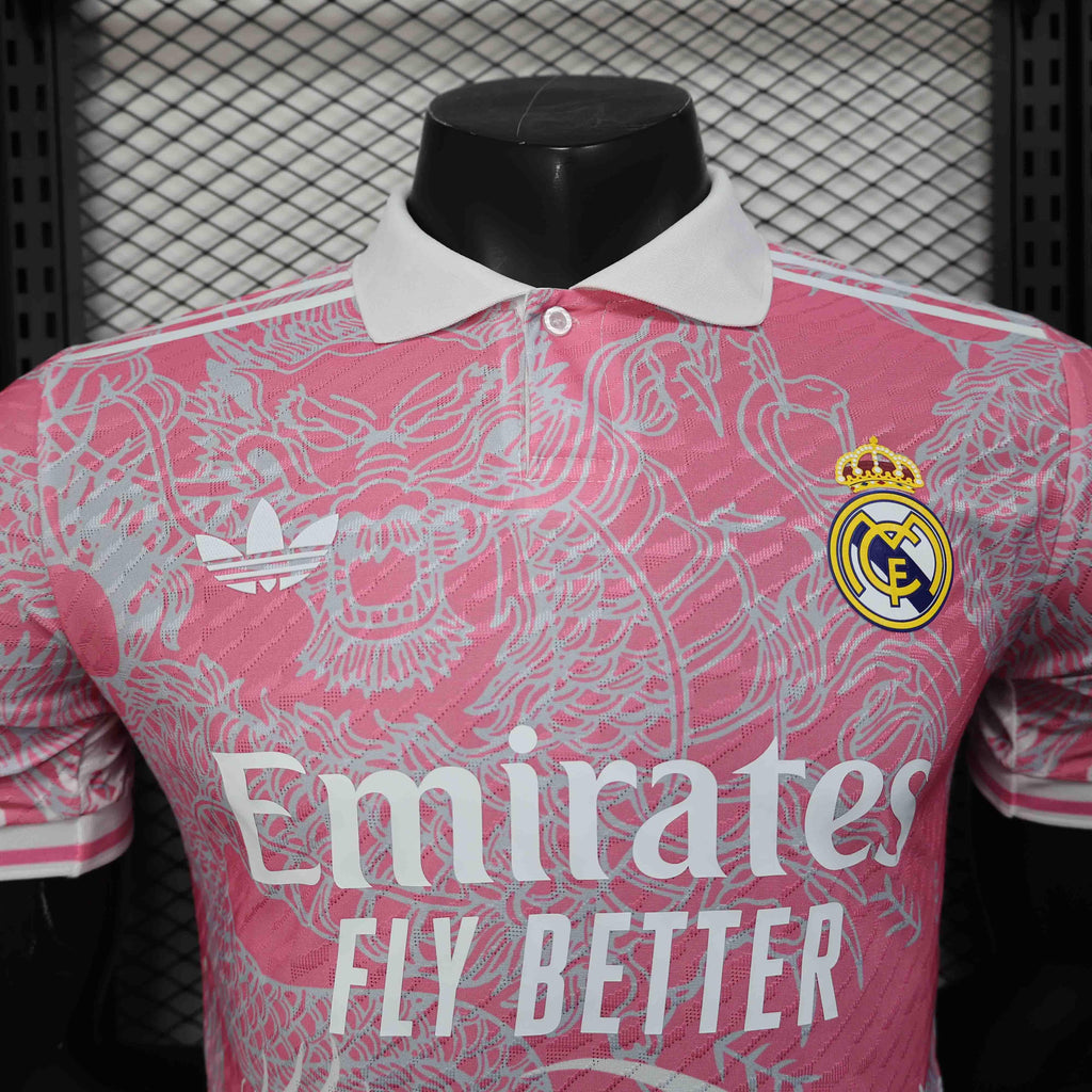 Maillot concept Real Madrid 2025-26, maillot de football Le 12 -ème Maillot, vue de face avec logo et détails du design.