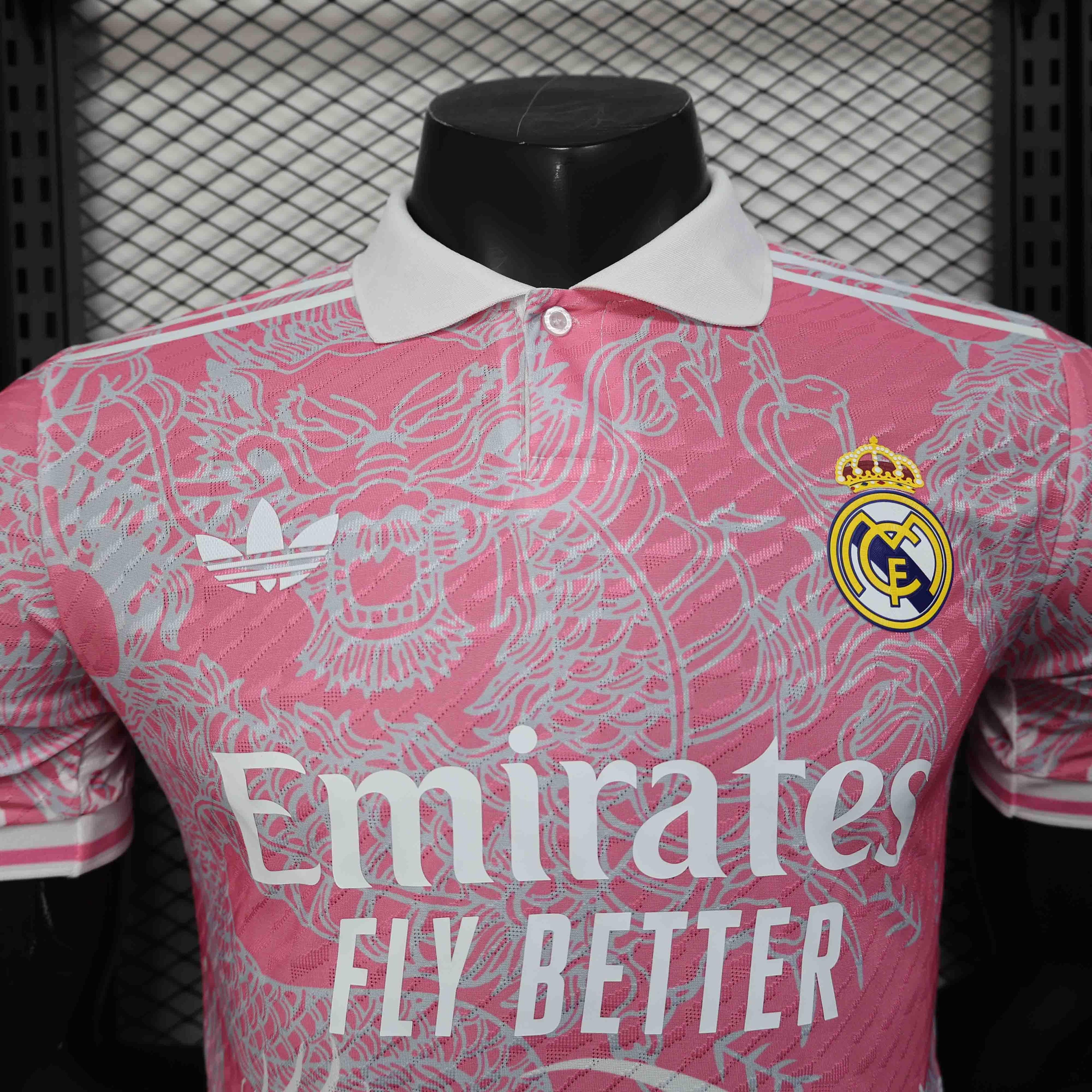 Maillot concept Real Madrid 2025-26, maillot de football Le 12 -ème Maillot, vue de face avec logo et détails du design.