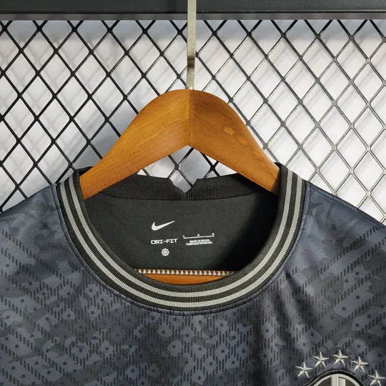 Maillot Brésil 2022 édition spéciale, noir complet, de la marque Le 12 -ème Maillot, porté sur un mannequin.
