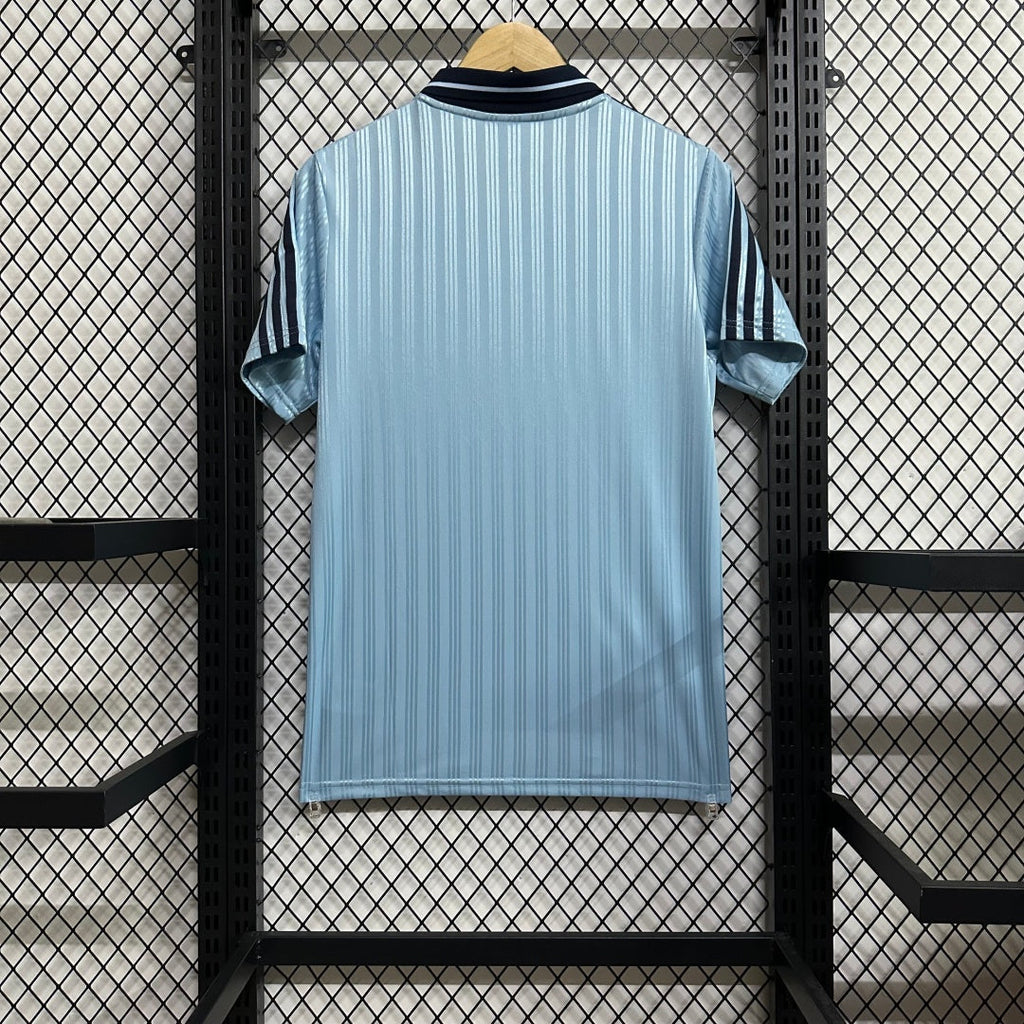 Maillot pour enfants 25/26 de la marque Le 12 -ème Maillot, couleur bleu oasis, en tissu léger et confortable.