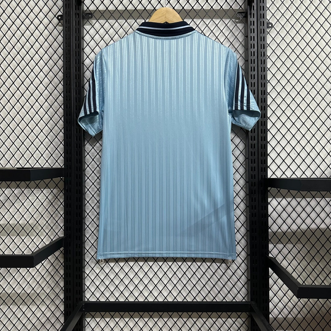 Maillot pour enfants 25/26 de la marque Le 12 -ème Maillot, couleur bleu oasis, en tissu léger et confortable.