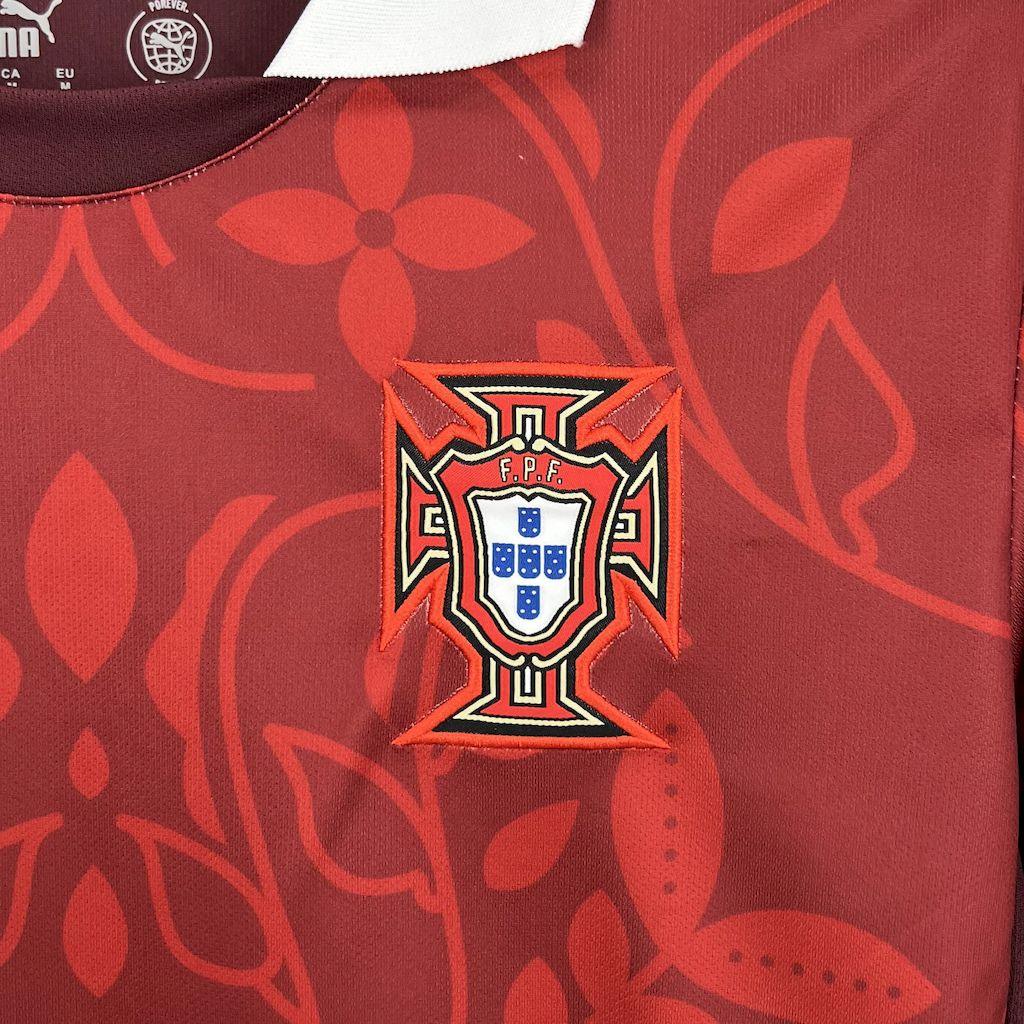 Maillot Portugal d'entraînement 2025-26 de la marque Le 12 -ème Maillot, vue de face avec logo et détails en bleu et rouge.