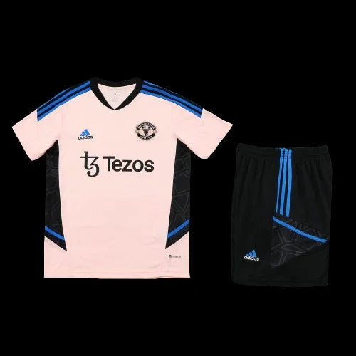 Ensemble Manchester United Le 12 -ème Maillot avec maillot et short, logo et couleurs emblématiques du club de football.