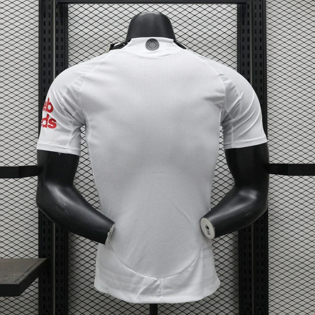 Maillot Fulham 2024-25 Le 12 -ème Maillot, jersey de football, vue front avec logo et design officiel.