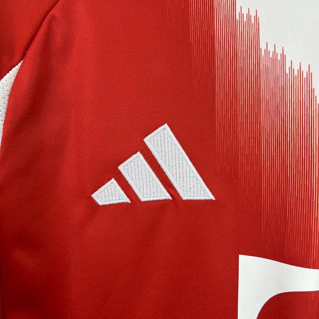 Maillot Bayern Munich 2025-26 de Le 12 -ème Maillot, maillot de football avec logo et couleurs du club bavarois.