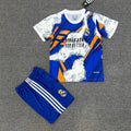 Ensemble enfant Real Madrid 25/26 en bleu, modèle spécial de Le 12 -ème Maillot, avec logo et détails sportifs visibles.