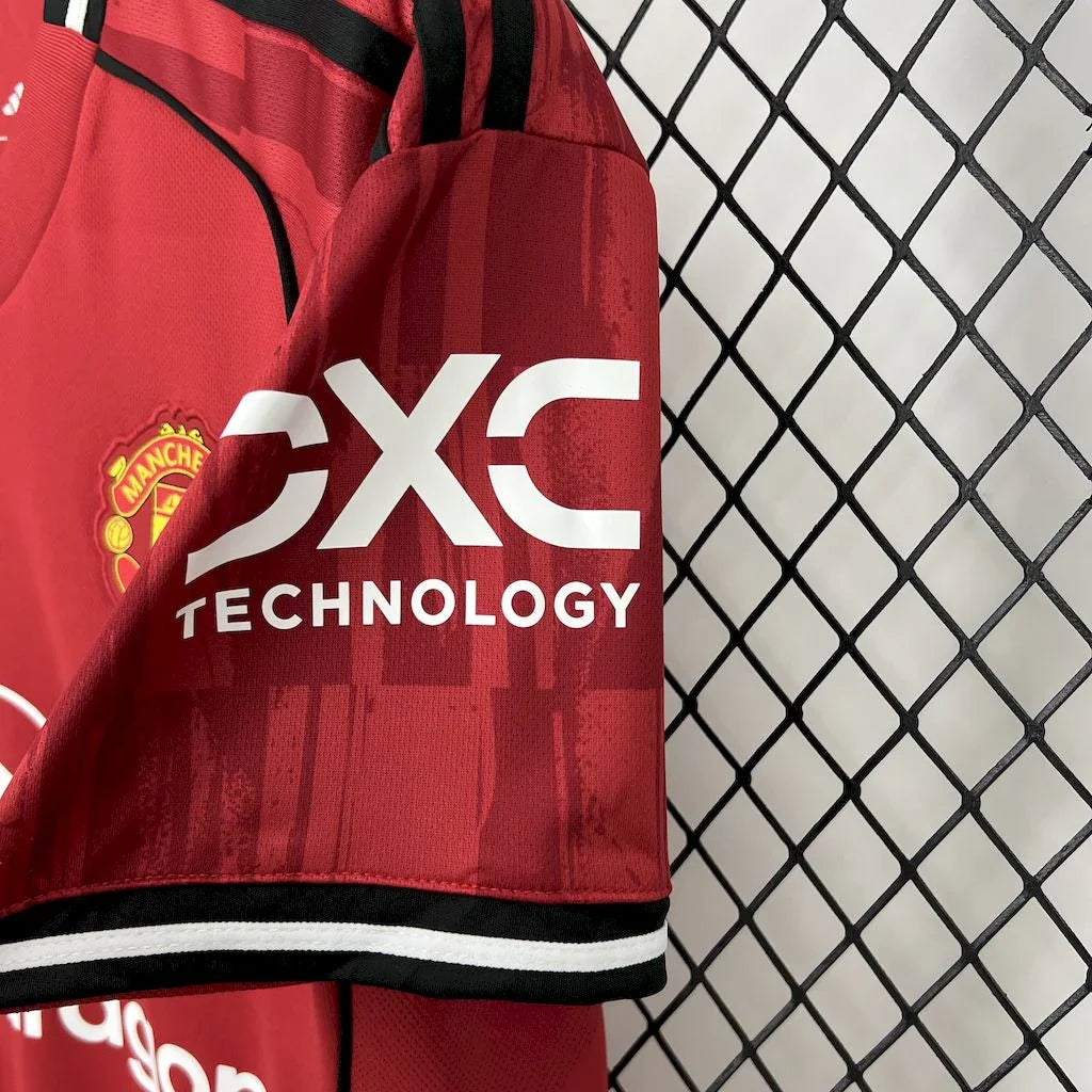 Maillot Manchester United 2025-26 de Le 12 -ème Maillot, vue en gros plan avec logo et design du maillot.