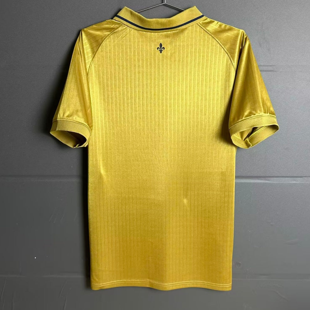 Maillot Versailles 25/26 Le 12 -ème Maillot, maillot de sport rouge et blanc avec logo, vue de face.