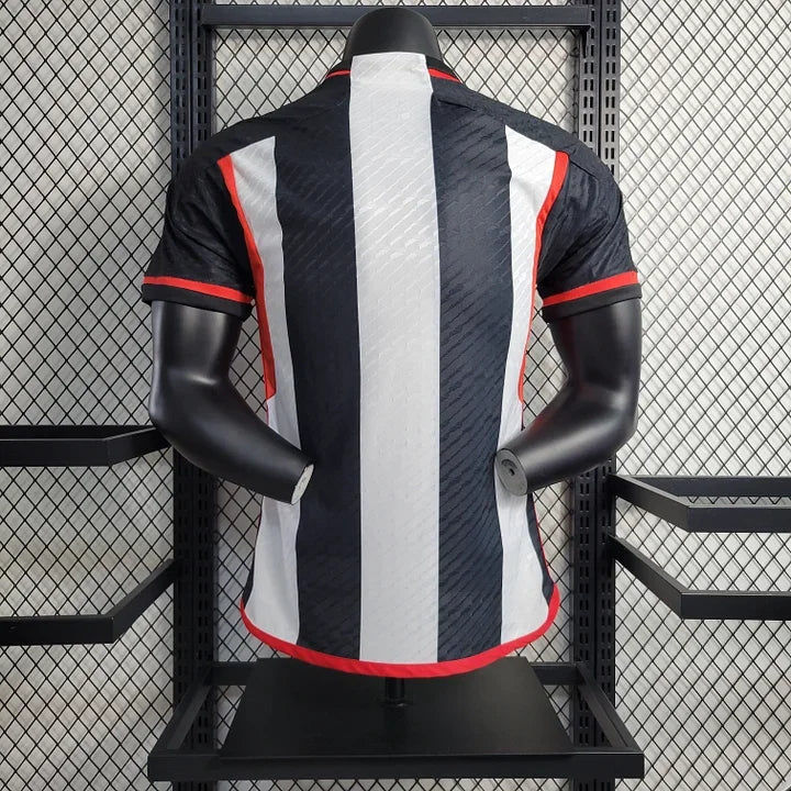 Maillot Manchester United 2023-2024 Le 12-ème Maillot, maillot de football rouge avec logo et détails de la saison 2023-2024