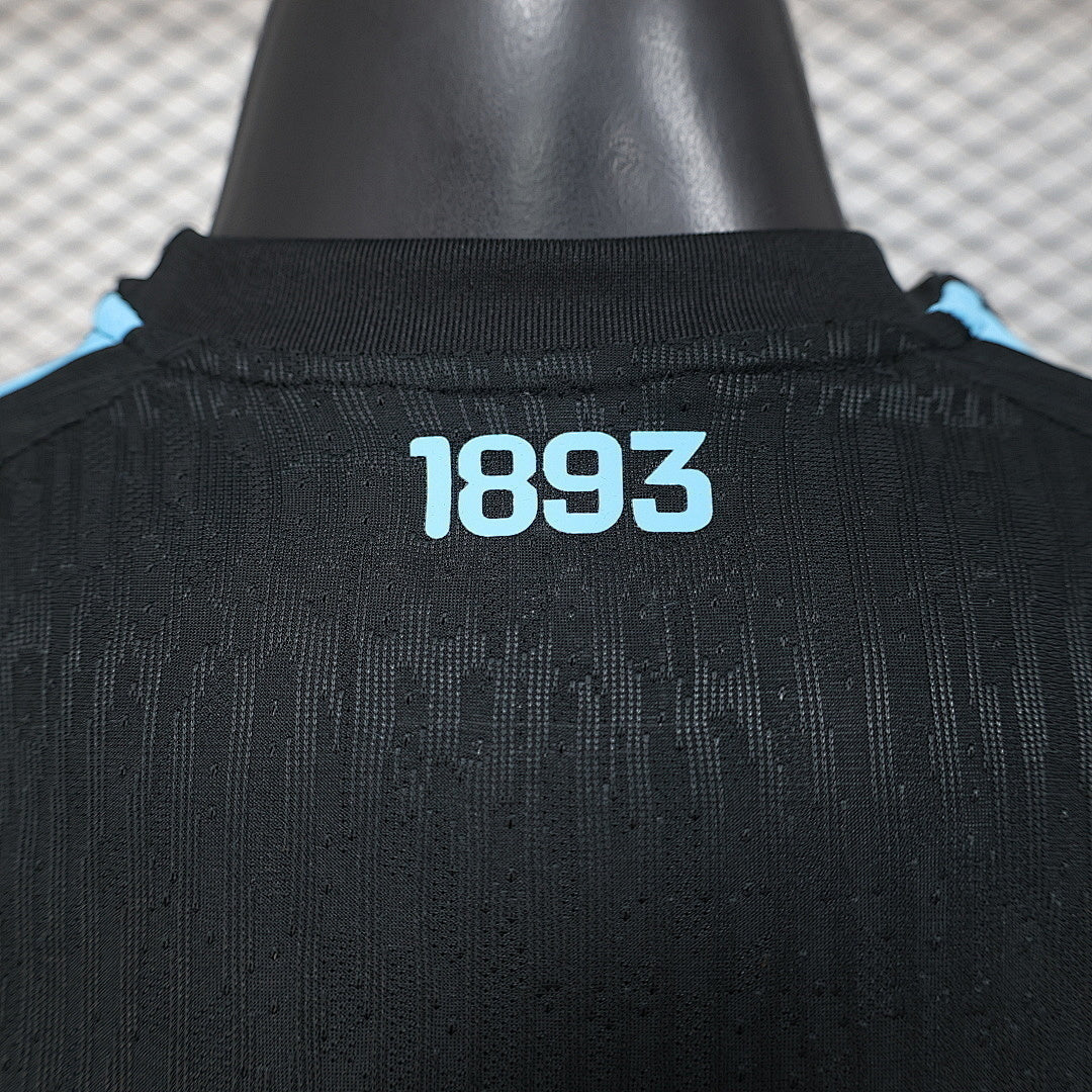 Maillot Argentine Concept 2026 de Le 12 -ème Maillot, vue de face, design innovant et couleurs bleu, blanc et ciel.