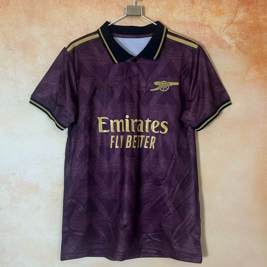 Maillot de football Arsenal 2024/2025, modèle E, par Le 12 -ème Maillot, devant avec logo et détails en bleu et blanc